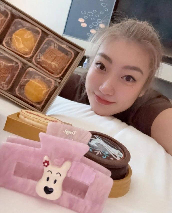 现出她俏皮 现出她俏皮