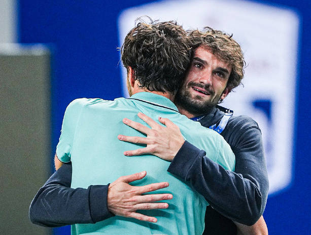 图片上的人, 夺得两人合, 跻身TOP 图片上的人, 夺得两人合, 跻身TOP