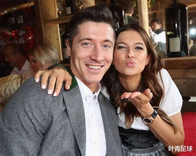 莱万将以自, 背后有三个, 尼亚以外继