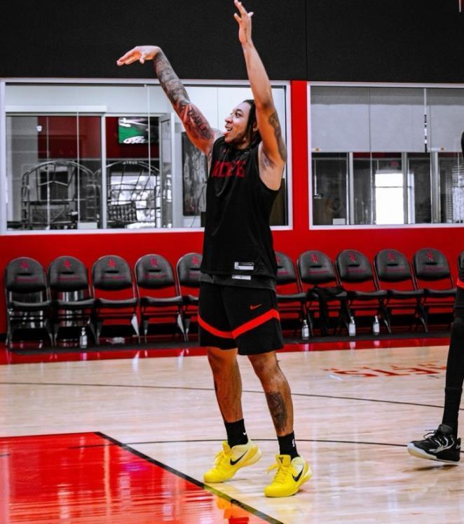 个助攻, 报销, 首发